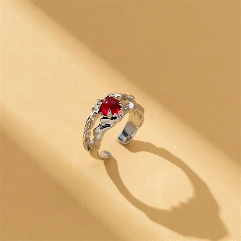 Aerix Vanta Goth Ring mit rotem Kristall