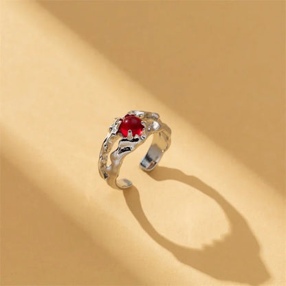 Aerix Vanta Goth Ring mit rotem Kristall