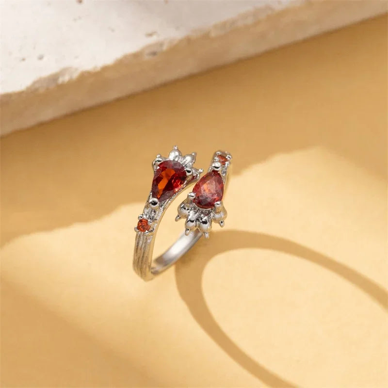 Aerix Vanta Goth Ring mit rotem Kristall