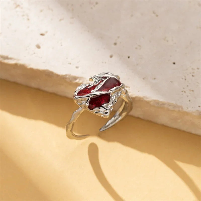 Aerix Vanta Goth Ring mit rotem Kristall
