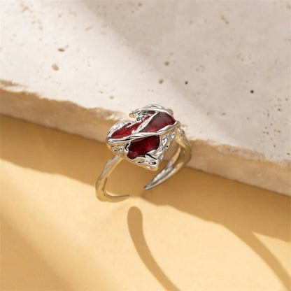 Aerix Vanta Goth Ring mit rotem Kristall