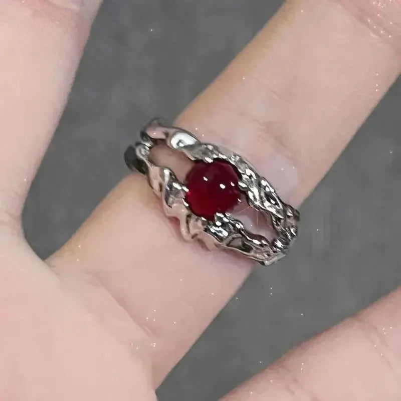 Aerix Vanta Goth Ring mit rotem Kristall